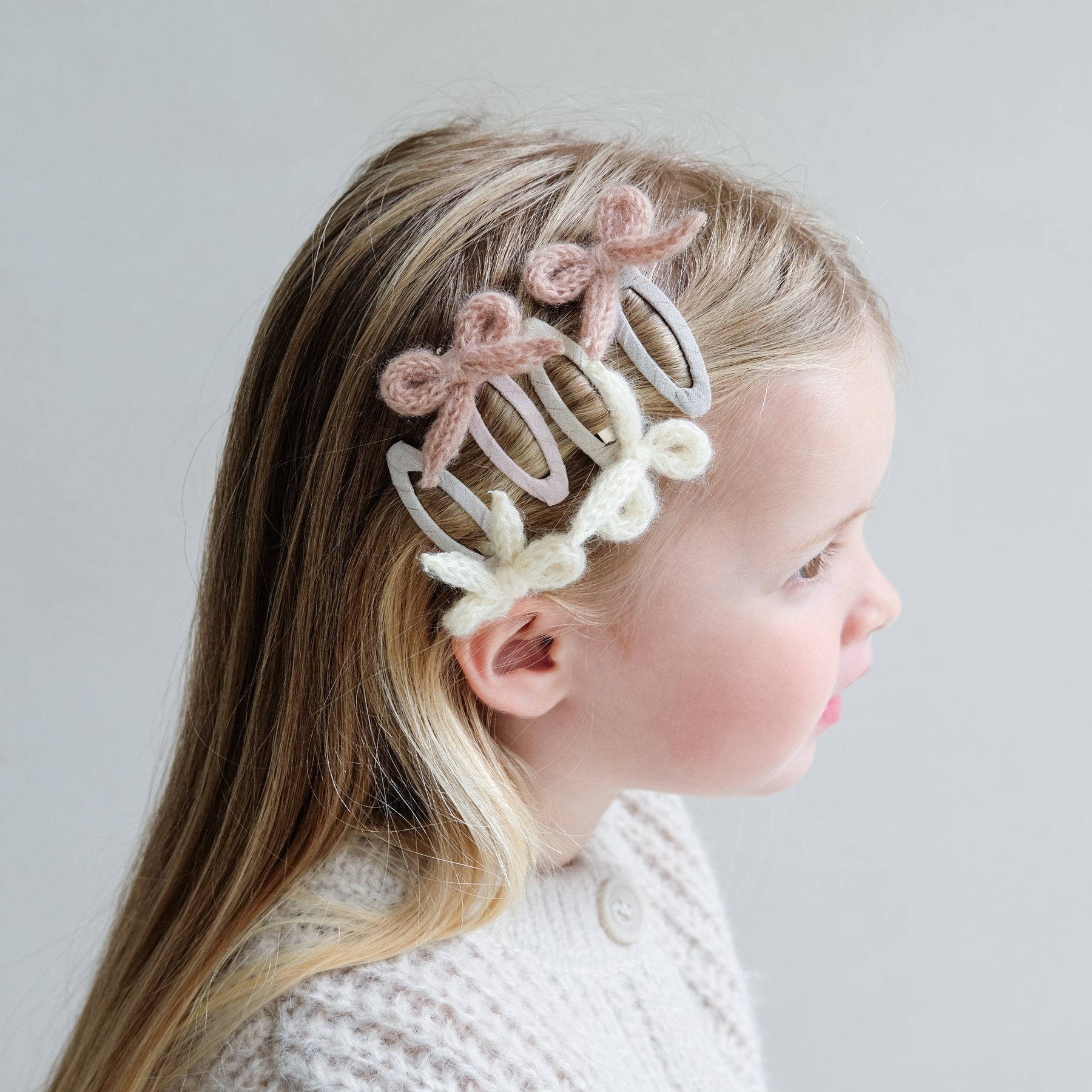 Granny Knitted Bow Clic Clacs (Neutral)