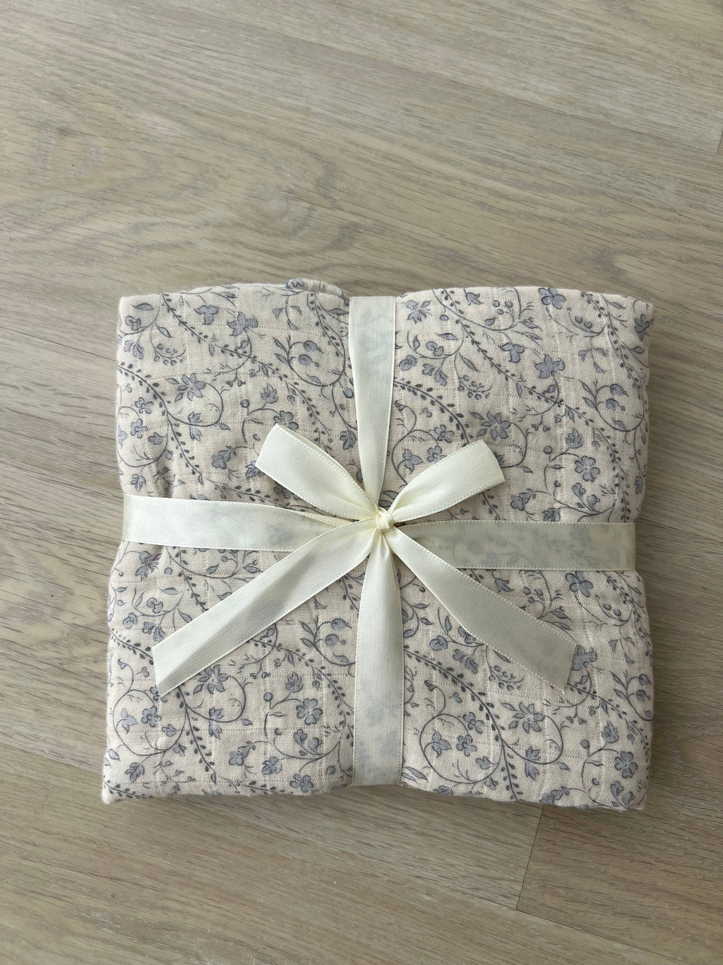Heirloom Vine Muslin Blanket (Bluebell)