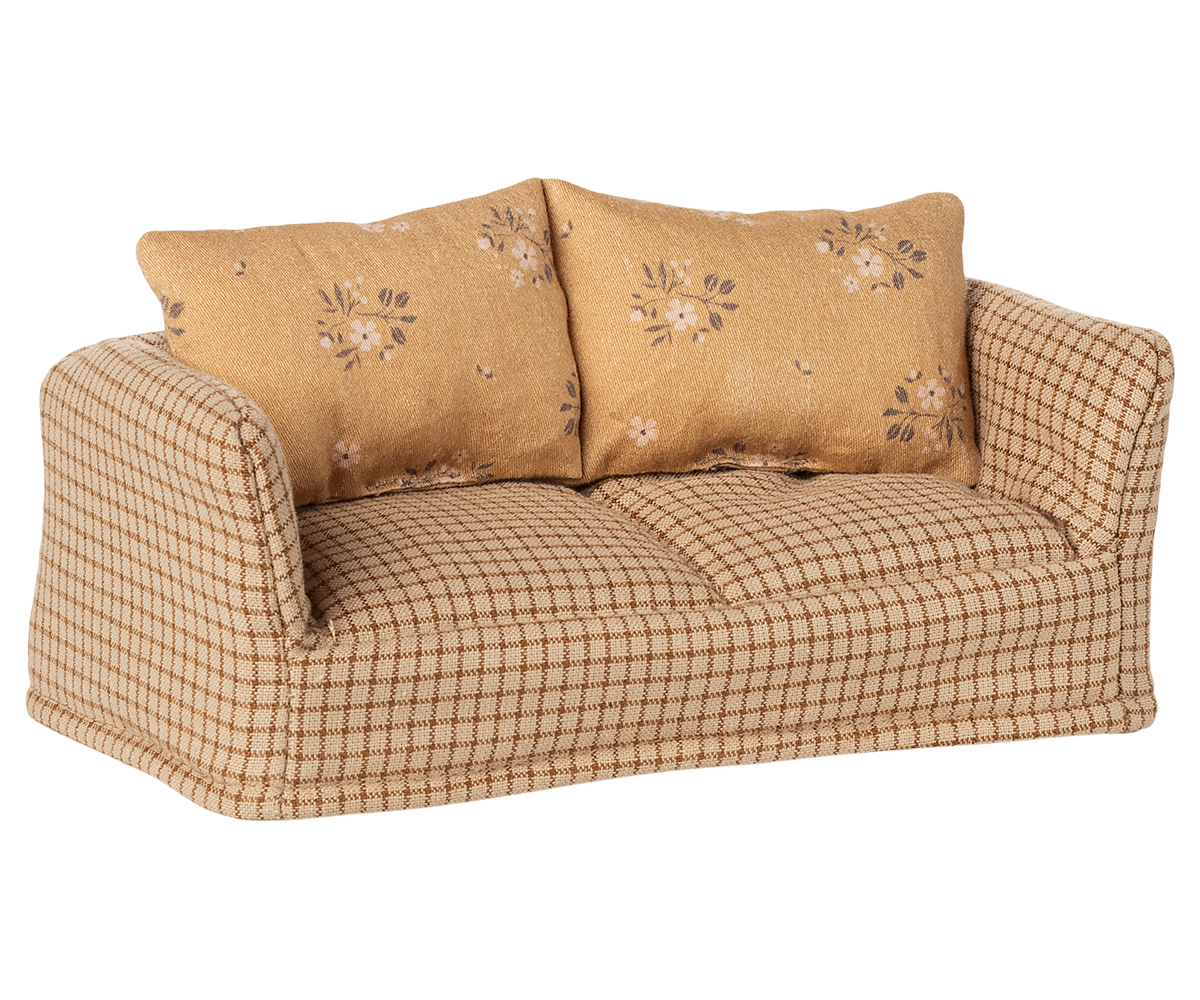 Couch, Mouse (Mable)