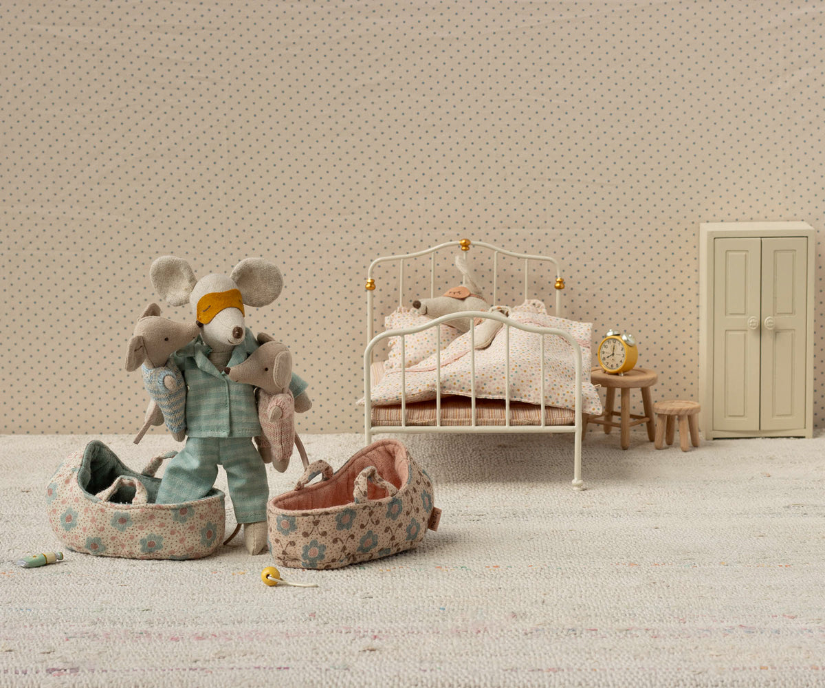 Baby Mouse in Carry Cot (Rose)